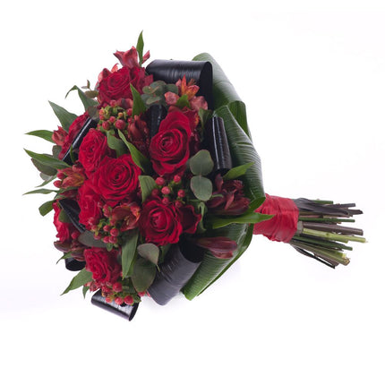 Lady červené ruže a hypericum