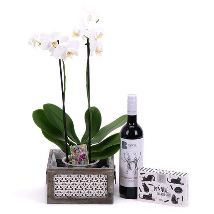 Orchidea v drevenom boxe a víno Berta